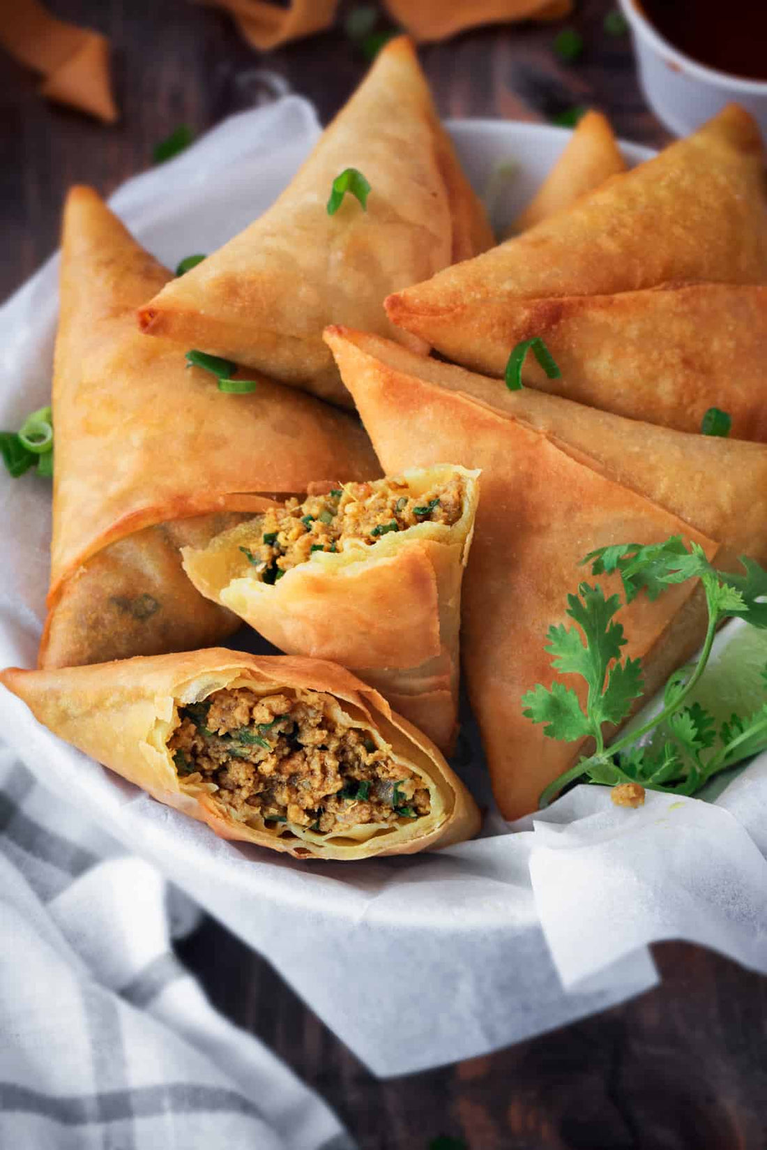 Keema Samosa / Qeema Samosa Recipe | Crispy Pakistani Keema Samosa